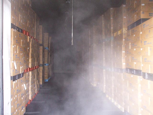 −25℃での冷凍管理の様子トン大型トラック